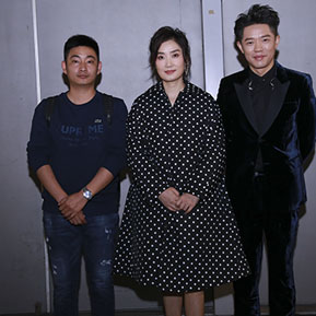 鳳凰傳奇與經紀人李志合影 鳳凰傳奇與經紀人李志合影