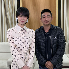 郁可唯與經紀人李志合影 郁可唯與經紀人李志合影